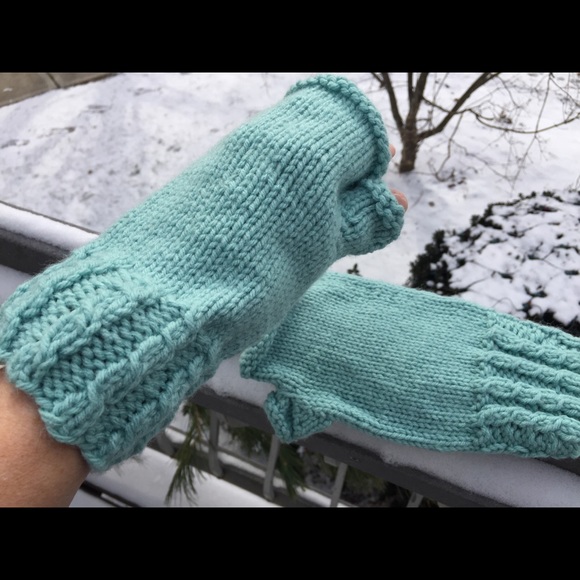 Handknit mint green fingerless gloves - Picture 1 of 3